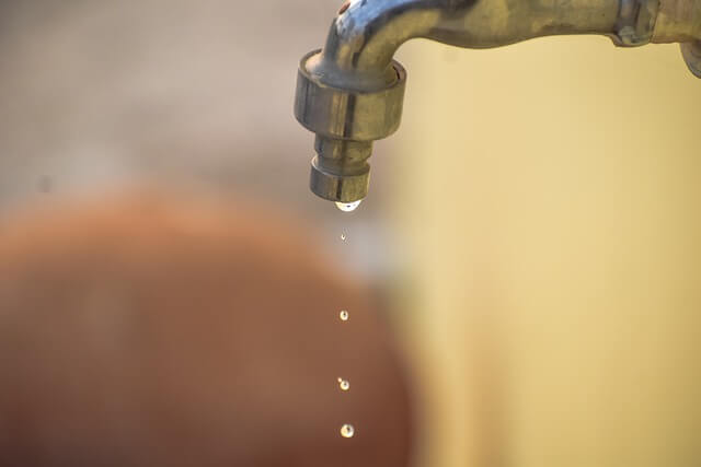 איך מבצעים גילוי נזילות מים סמויות בבית?