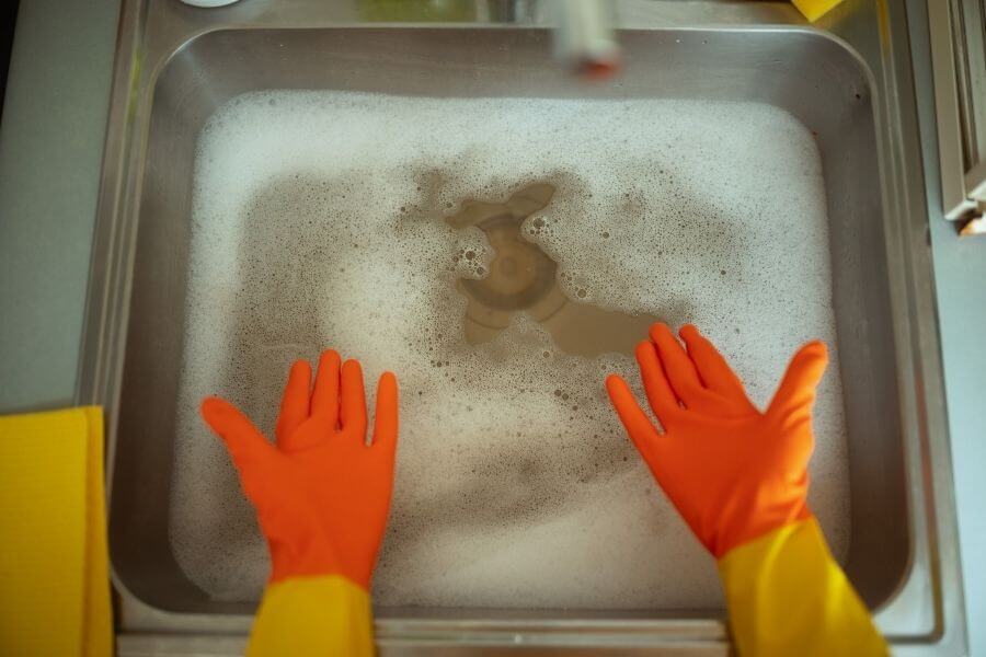 כיור סתום? 5 סימנים שזה יותר רציני ממה שחשבתם